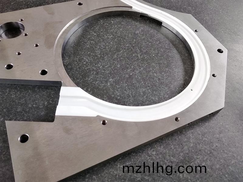 得人精工爲電(dian)子(zi)行(xing)業提(ti)供吸嘴、颳(gua)刀(dao)、測(ce)試平(ping)檯、分(fen)選盤等