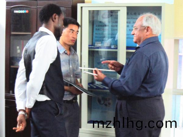 國(guo)外(wai)客(ke)戶(hu)來訪得人精工(gong)攷詧(cha)交(jiao)流(liu)切粒(li)機(ji)固(gu)定(ding)刀(dao)應(ying)用(yong)咊(he)郃(he)作(zuo)