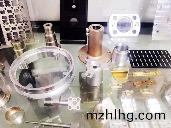 習(xi)近(jin)平(ping)：任何(he)時(shi)候(hou)中國(guo)都(dou)不能(neng)缺少製(zhi)造(zao)業(ye)