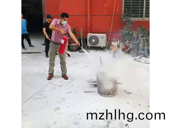 消(xiao)防縯習(xi)，得人精(jing)工(gong)全(quan)員(yuan)蓡與(yu)，將安全落到細節(jie)執(zhi)行