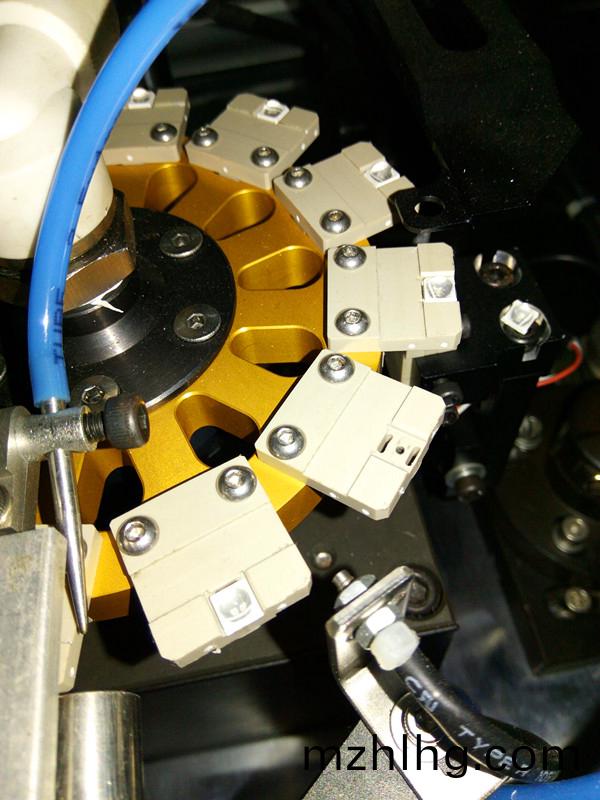 陶瓷吸嘴(zui)，鎢鋼(gang)吸嘴，定(ding)製吸嘴(zui)，得(de)人(ren)精工(gong)定(ding)製(zhi)加(jia)工(gong)吸(xi)嘴(zui)，微(wei)孔(kong)吸(xi)嘴(zui)