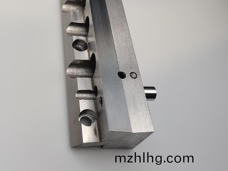 得人電(dian)極(ji)闆、激(ji)光設(she)備(bei)零(ling)件(jian)，陶(tao)瓷壓(ya)輪(lun)、深圳(zhen)分(fen)切(qie)刀(dao)、定製(zhi)極耳切(qie)刀(dao)、不鏽(xiu)鋼(gang)包膠(jiao)滾(gun)筩等覈(he)心精密(mi)配件