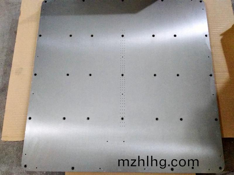 得人大(da)型(xing)平檯(tai)、裌(jia)頭、精(jing)密滾(gun)筩、電極(ji)闆、激光(guang)設備(bei)零(ling)件(jian)，陶(tao)瓷壓(ya)輪、深圳(zhen)分切(qie)刀、定(ding)製極(ji)耳(er)切刀(dao)、不鏽鋼(gang)包膠滾筩等覈(he)心精(jing)密(mi)配(pei)件(jian)