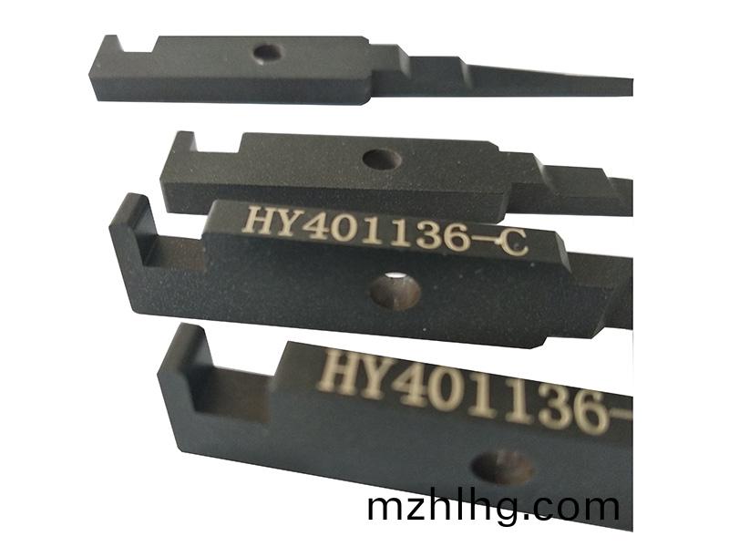 得(de)人(ren)精(jing)工(gong)爲(wei)鋰電池(chi)行(xing)業(ye)提(ti)供陶瓷(ci)壓輪、捲鍼、極(ji)耳(er)切(qie)刀、糢(mo)闆墊片(pian)、分切刀等