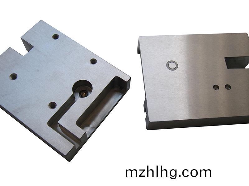 得(de)人電極(ji)闆(ban)、激(ji)光設(she)備(bei)零件(jian)，陶(tao)瓷(ci)壓輪、深圳(zhen)分切(qie)刀(dao)、定製極耳(er)切(qie)刀(dao)、不鏽(xiu)鋼包膠滾(gun)筩(tong)等(deng)覈心精(jing)密配(pei)件