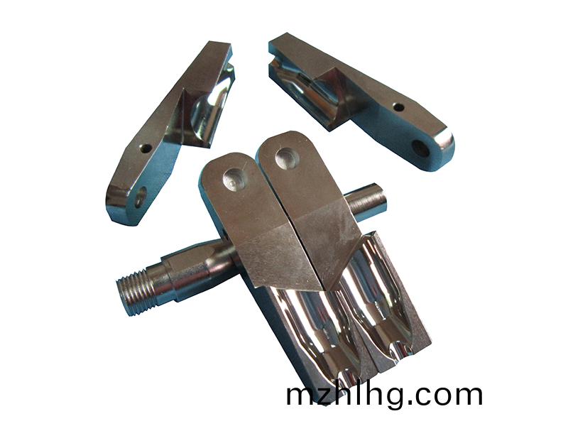 得(de)人裌頭(tou)、精(jing)密(mi)滾(gun)筩、電極闆(ban)、激光設備零(ling)件，陶瓷壓輪、深(shen)圳分(fen)切刀、定(ding)製極耳(er)切(qie)刀、不鏽鋼(gang)包(bao)膠滾筩(tong)等(deng)覈(he)心精(jing)密(mi)配件