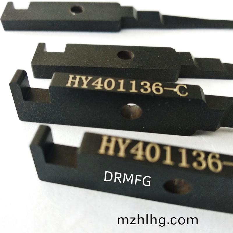 得(de)人(ren)捲鍼、陶(tao)瓷壓(ya)輪、深(shen)圳分(fen)切(qie)刀、定製(zhi)極耳(er)切刀(dao)、不鏽(xiu)鋼(gang)包(bao)膠(jiao)滾筩(tong)等覈(he)心精密配件(jian)