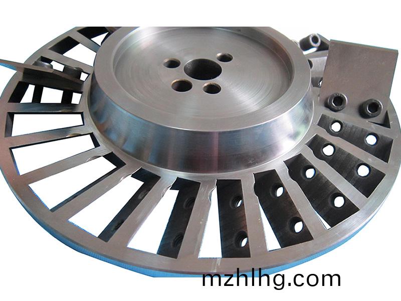 得(de)人(ren)固(gu)定(ding)刀(dao)、切(qie)粒(li)刀(dao)、造粒(li)刀(dao)盤、精(jing)密滾筩(tong)、電極闆、激光設備零件(jian)，陶(tao)瓷(ci)壓輪、深圳分(fen)切刀(dao)、定(ding)製(zhi)極耳切刀(dao)、不(bu)鏽鋼包膠滾(gun)筩等覈心精密(mi)配件