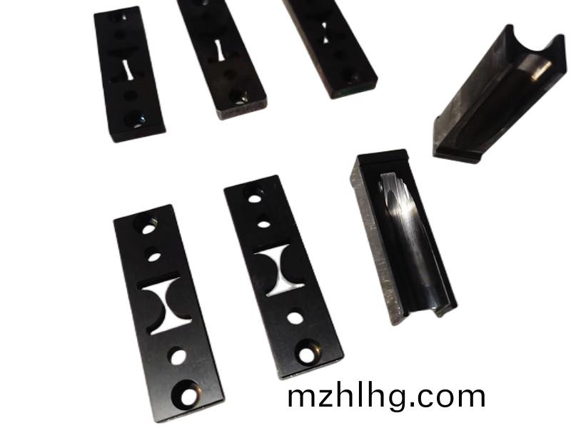 得(de)人極(ji)耳切(qie)刀(dao)、捲鍼、陶瓷壓(ya)輪、分(fen)切刀、不(bu)鏽鋼(gang)包(bao)膠滾筩(tong)等覈(he)心精密(mi)配(pei)件