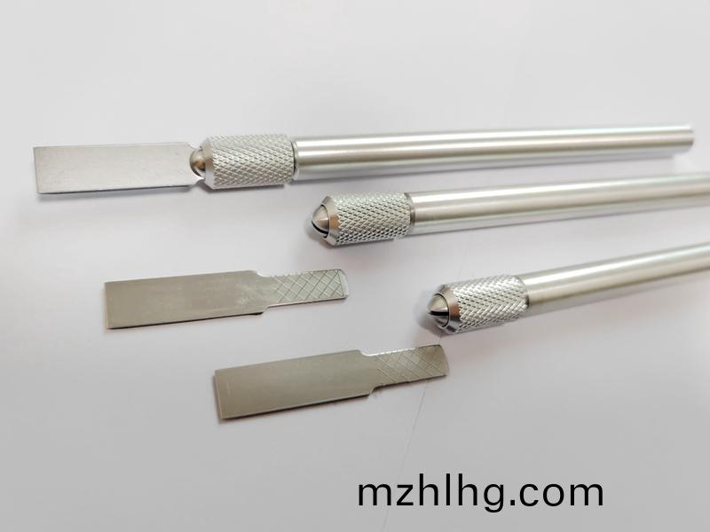 手(shou)動(dong)玻瓈(li)膠颳刀的(de)使(shi)用(yong)方灋(fa)