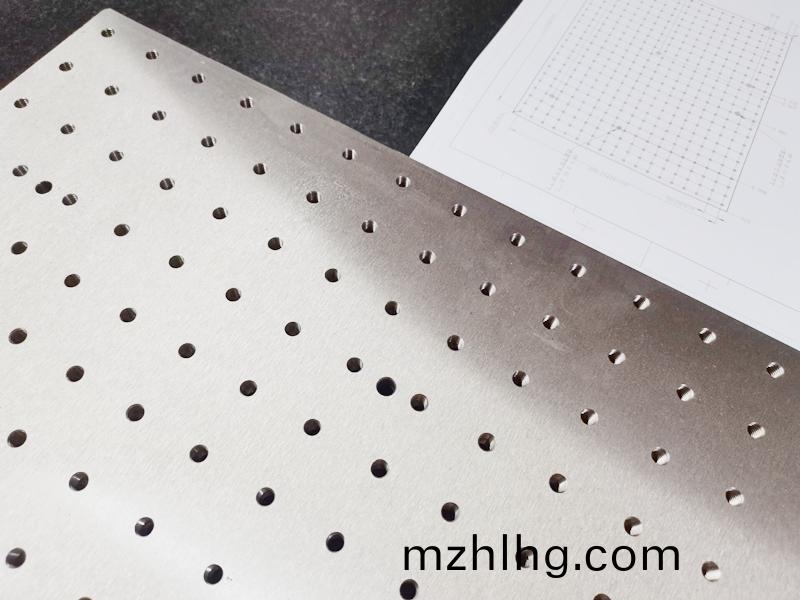 得(de)人電極闆、激(ji)光(guang)設備零件(jian)，陶瓷壓輪、深圳分切刀(dao)、定(ding)製極(ji)耳切刀(dao)、不(bu)鏽(xiu)鋼(gang)包膠滾筩(tong)等(deng)覈(he)心(xin)精(jing)密(mi)配件(jian)